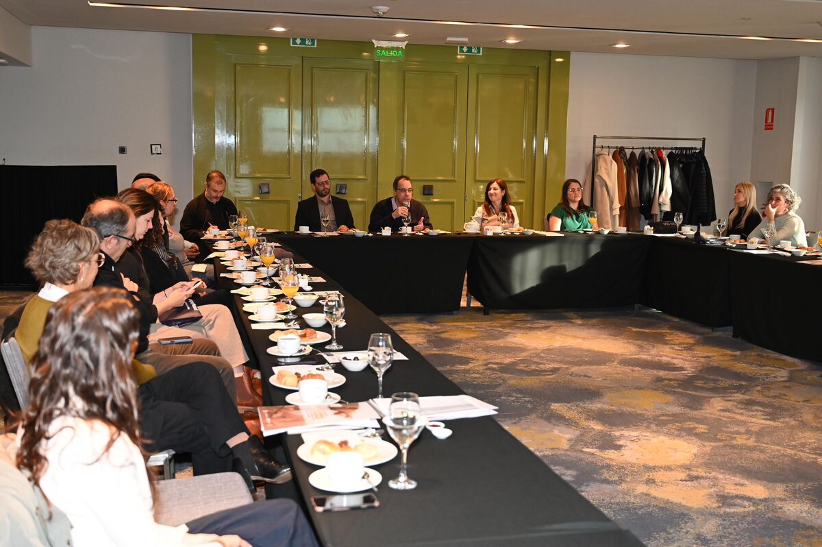 Mesa de trabajo con organizadores reunidos