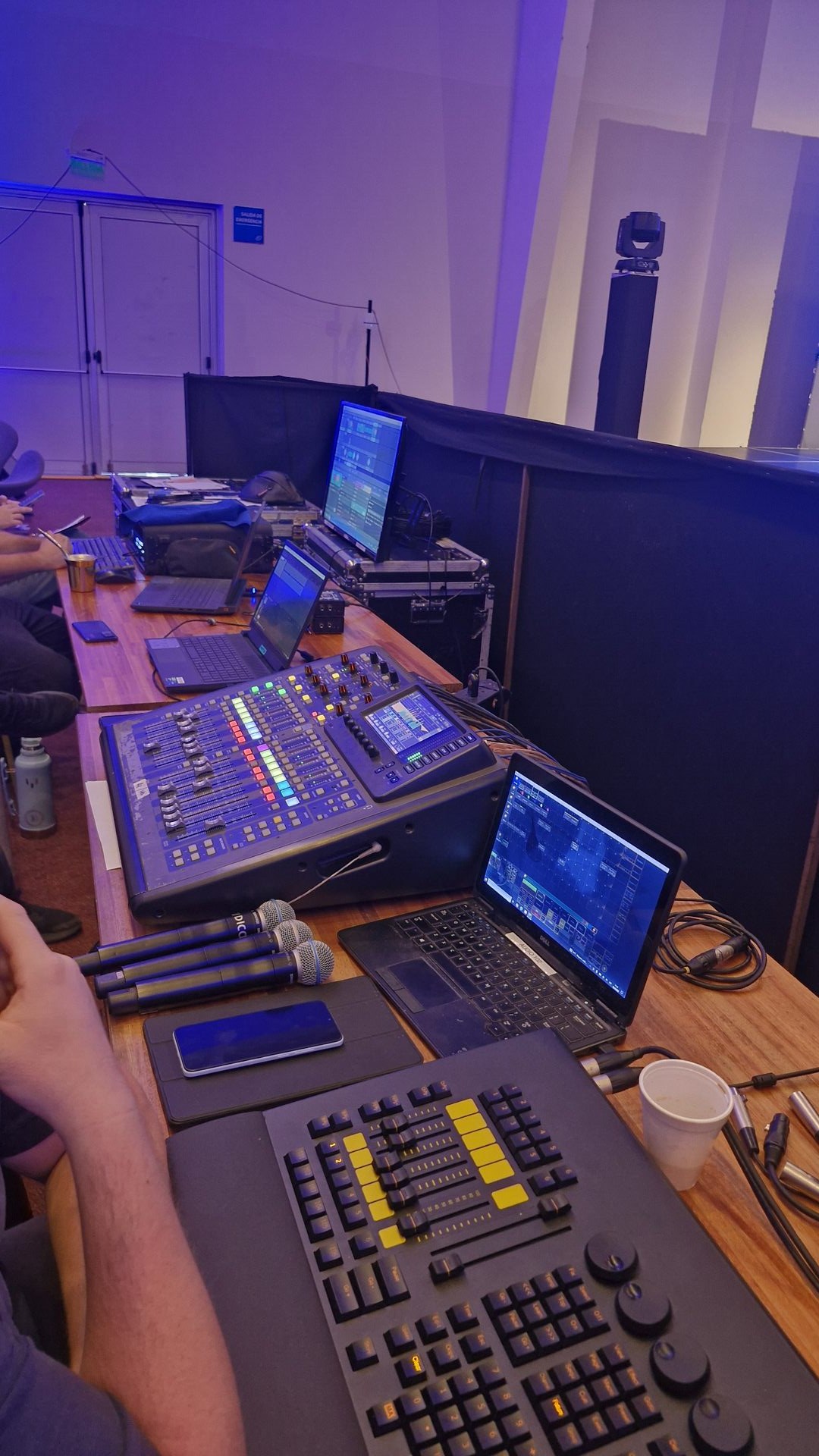 Operador en cabina de audio y video durante un evento